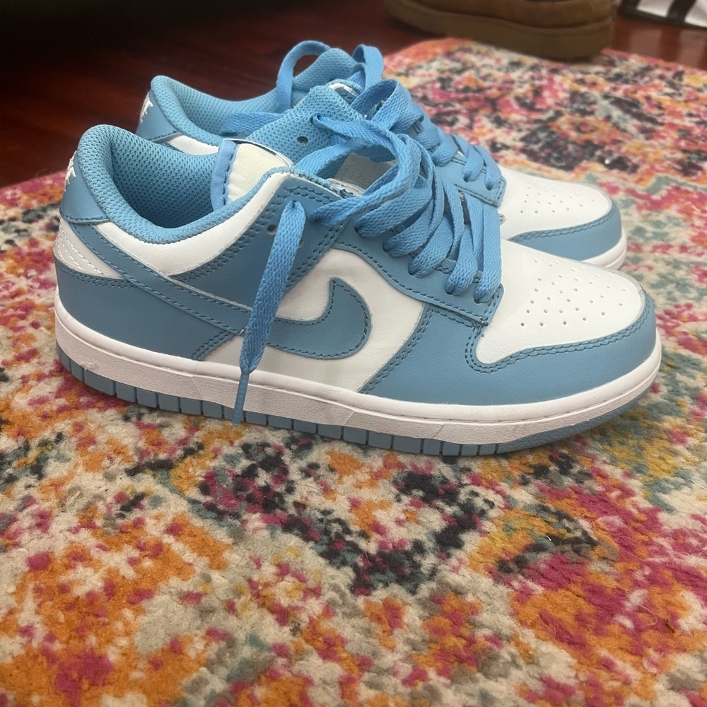 NIKE DUNKS! Women’s size 8. Blue and white